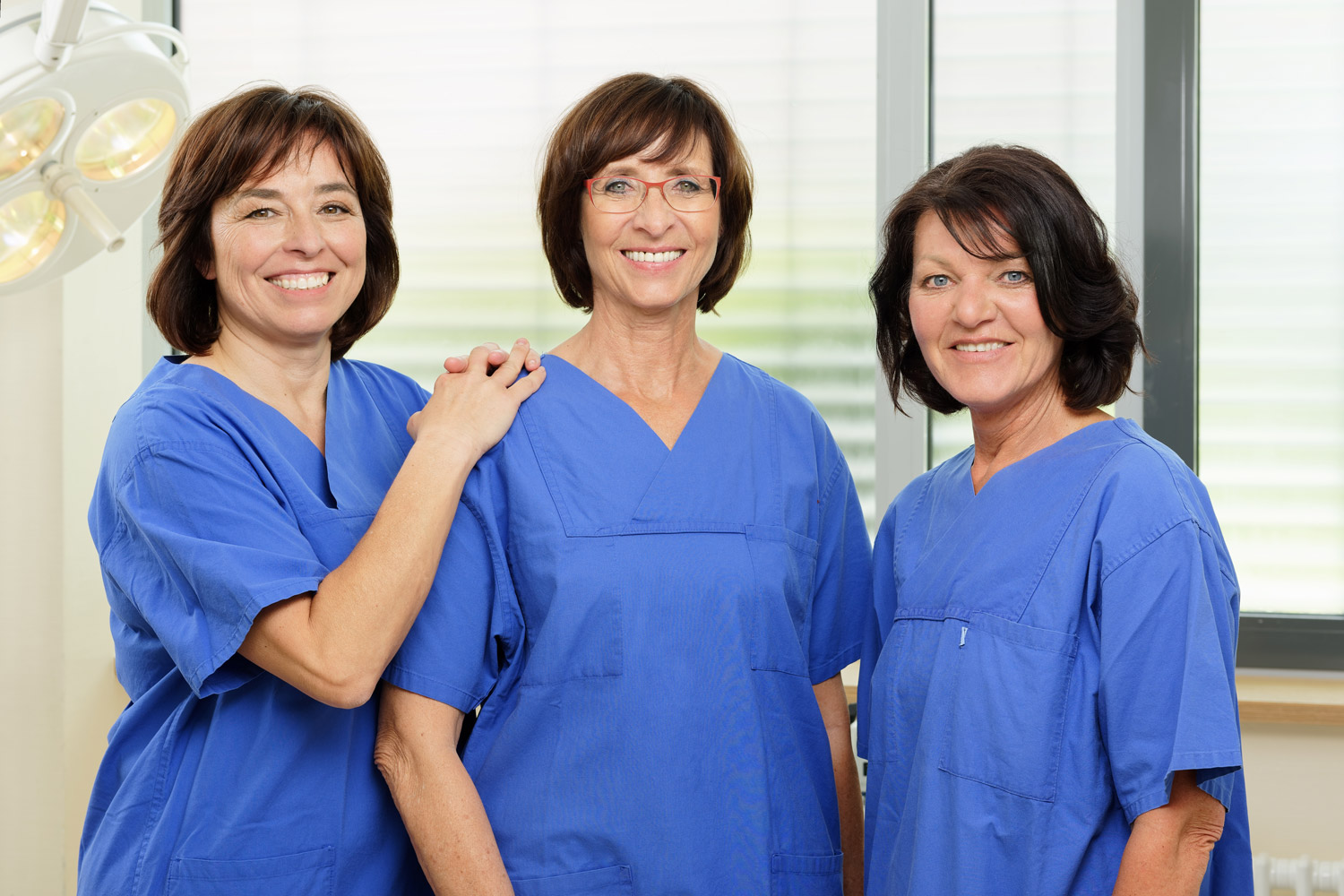 Plastische Chirurgie Esslingen - Dr. Klein - drei der Mitarbeiterinnen in einem Behandlungsraum der Praxis